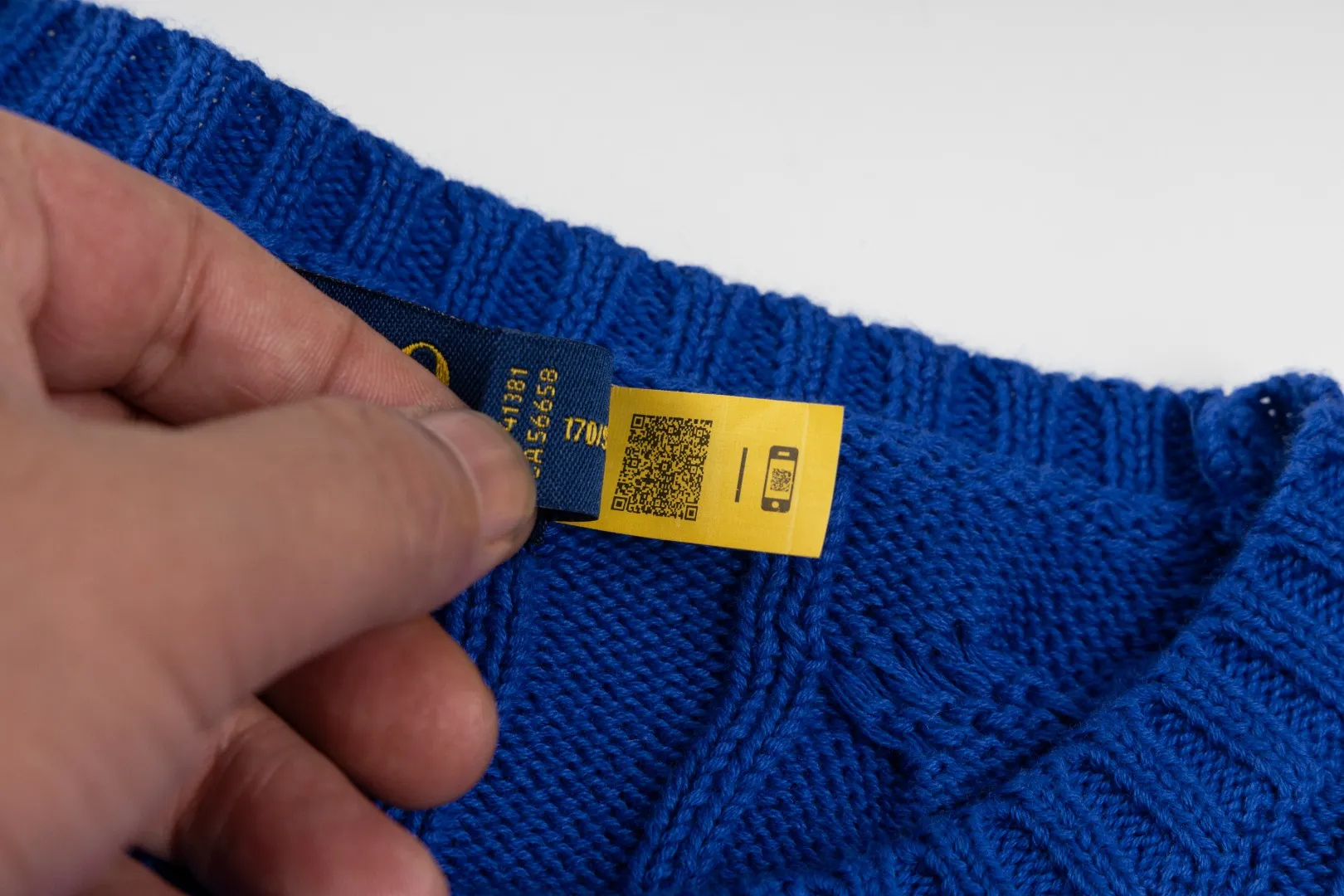 P220 #R91 RALPH LAUREN Ralph Lauren fourteen colors classic small label embroidery round neck pullover cable cardigan sweater men's top, high-density LOGO embroidery on the chest, original customization of tag accessories. Made of pure cotton yarn, pure cotton is skin-friendly and comfortable, small label war horse embroidered twist button round neck sweater 🐎 high quality, follow the blogger to learn how to wear it! Let’s buy a Ralph Lauren cable sweater. It’s a super hard-to-find series after it became popular. It’s hard to find one on the official website. It’s simple and practical to wear, with a lazy and loose feel. The thickened fabric has more texture, feels soft and delicate, and has a loose fit. Whether worn alone or layered, you can wear different styles of fashion with just one piece!   Size：XS S M L Sleeve length: 59/60/61/62/63